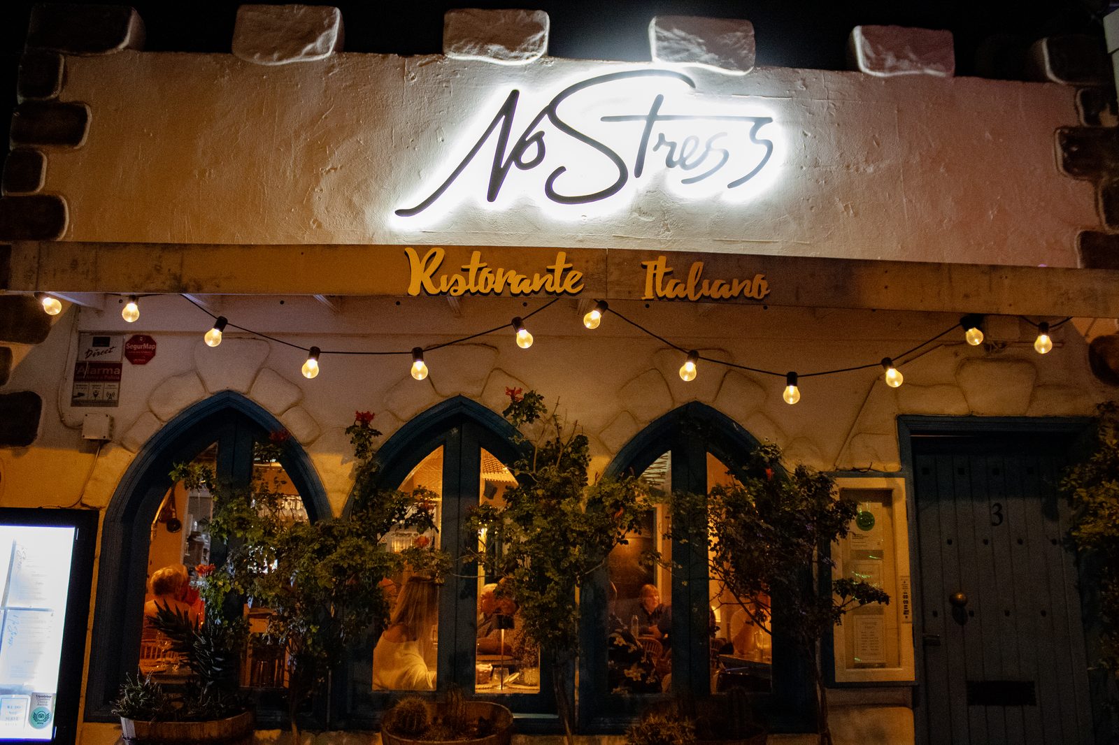 No Stress Restaurant — fachada nocturna Puerto del Carmen