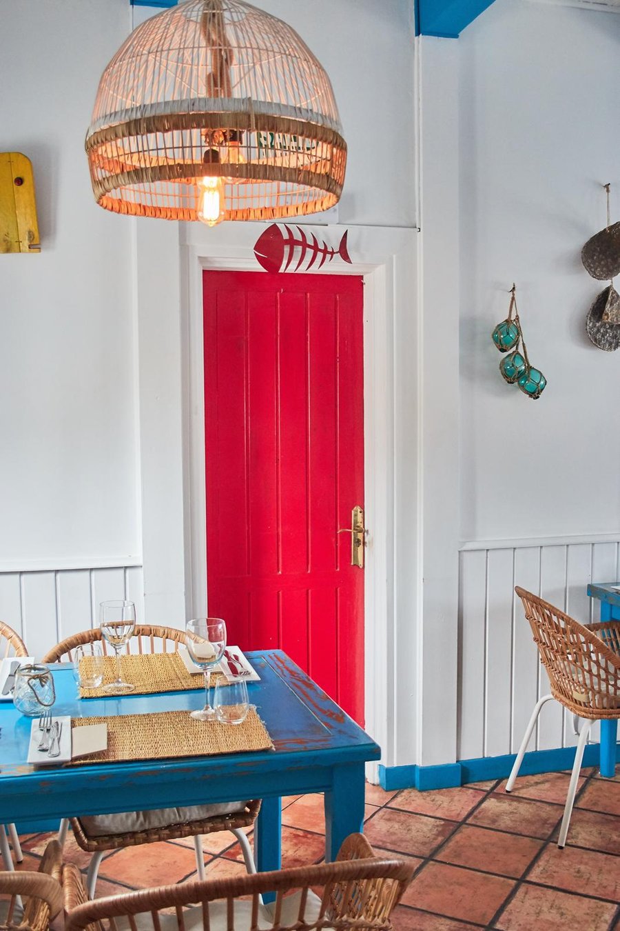 Interior No Stress Restaurant — puerta roja y sillas de mimbre